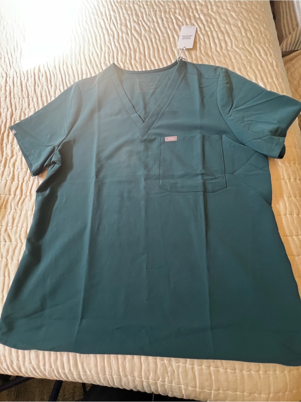 FIGS “CATARINA” TEAL SIZE XL SCRUB TOP. NWT. ONE CHEST POCKET. MODERN V-NECK.
